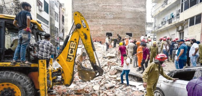 ఢిల్లీలో కుప్పకూలిన హాస్టల్ భవనం