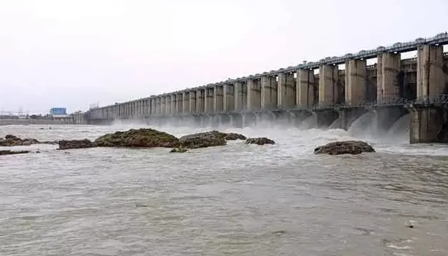 జూరాల ప్రాజెక్టు వద్ద పోలీసుల పహారా..