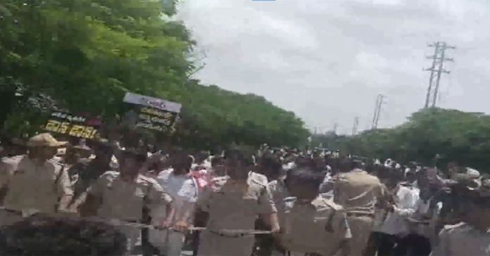 KCR నివాసం వద్ద కాంగ్రెస్ కార్యకర్తల ఆందోళన