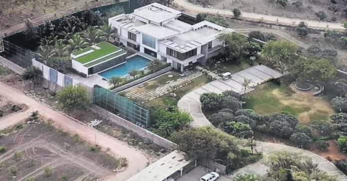 జన్వాడ ఫాంహౌస్ వద్ద ఉద్రిక్తత
