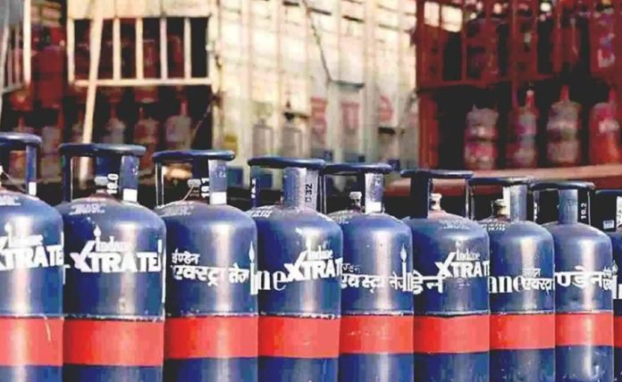 మళ్లీ పెరిగిన గ్యాస్ సిలిండర్ ధర..