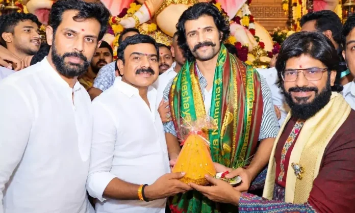 బాలాపూర్ గణనాథుని దర్శించుకున్న విజయ్ దేవరకొండ