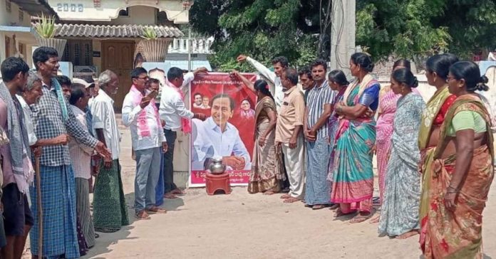 కేసీఆర్ చిత్రపటానికి పాలాభిషేకం