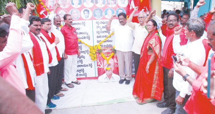 విలీన చరిత్రను వక్రీకరిస్తున్నారు