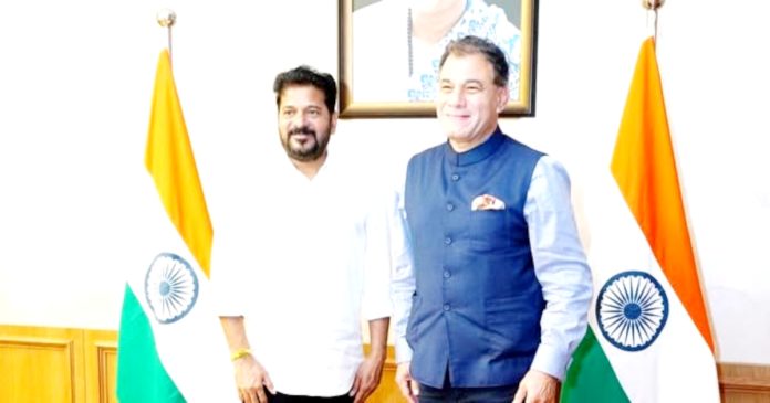ప్రపంచం చూపు
హైదరాబాద్ వైపు