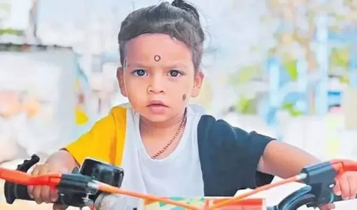 గణేశ్ శోభాయాత్రలో చిక్కుకున్న అంబులెన్స్..రెండేళ్ల బాలుడి మృతి గణేశ్ శోభాయాత్రలో చిక్కుకున్న అంబులెన్స్..రెండేళ్ల బాలుడి మృతి