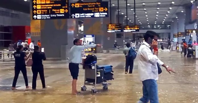 ఇందిరా గాంధీ విమానాశ్రయంలోకి వరద నీరు